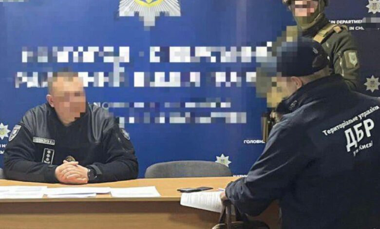 20 тис доларів США за припинення тиску на бізнес — на Чернігівщині викрито начальника райвідділу поліції