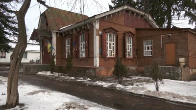 Зібрали понад 55 тисяч гривень та встановили сім дверей: як ремонтують Чернігівську бібліотеку для юнацтва