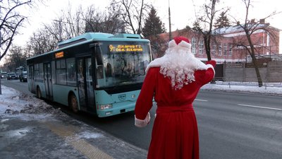 Приходили додому до дітей захисників, вітали у тролейбусах та на вулицях: як у Чернігові відзначали День Святого Миколая