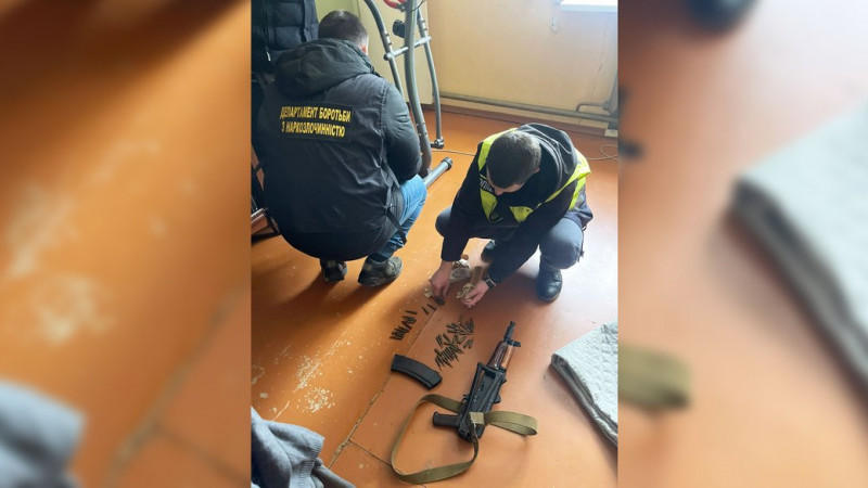 Понад 4 кілограми наркотиків, зброя та заборонена символіка: у Чернігові поліція затримала чоловіка