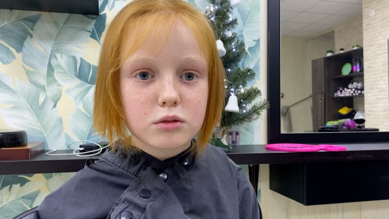 У Прилуках 9-річна дівчинка відрізала пів метра рудого волосся, щоб купити тактичну каску для військових