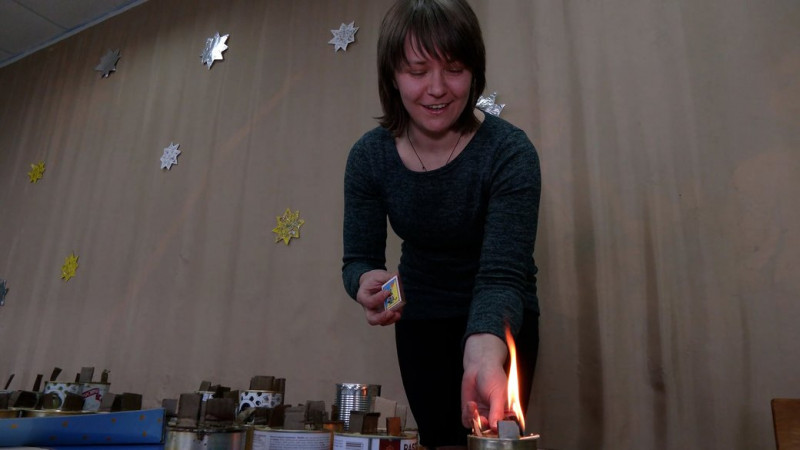 На Чернігівщині діти роблять окопні свічки для захисників України