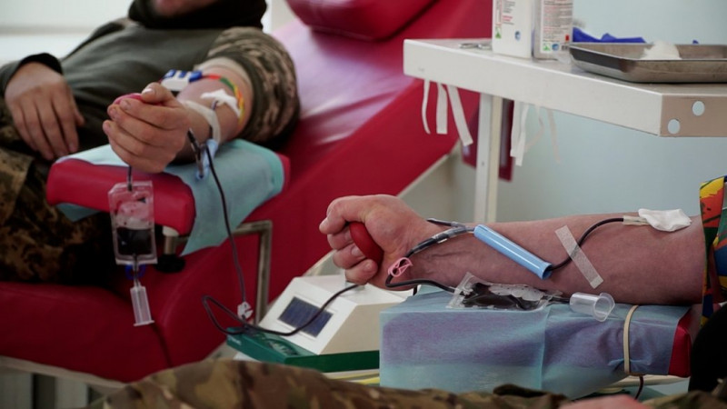 "Це наш обов'язок як побратимів": у Чернігові військові здали кров для потреб лікарень