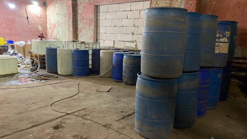 У Чернігові виявили підпільний цех, де виробляли тонни алкогольного сурогату