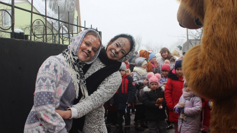 Волонтери та військові привітали дітей Новоселівки з Днем Святого Миколая