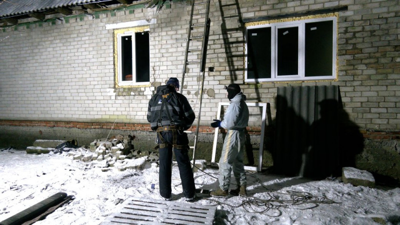 Один дах за три дні: на Чернігівщині волонтери ремонтують будинки, пошкоджені внаслідок бойових дій