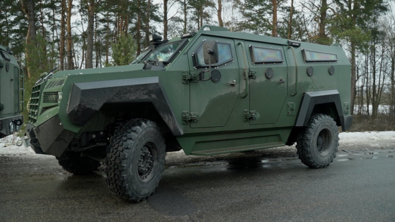 Чернігівські прикордонники отримали канадські бойові броньовані автомобілі Roshel