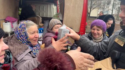 Волонтери Чернігівщини відвезли до Бахмута п'ять бусів з гуманітарним вантажем