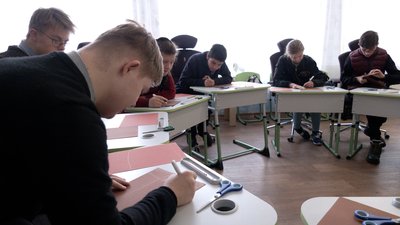 Вихованці Чернігівського навчально-реабілітаційного центру намалювали будиночки, щоб прикрасити ресторан