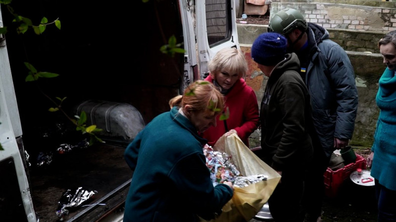 Потрапили під "Гради" в Херсоні: чернігівські волонтери доставили дітям подарунки до Дня Святого Миколая