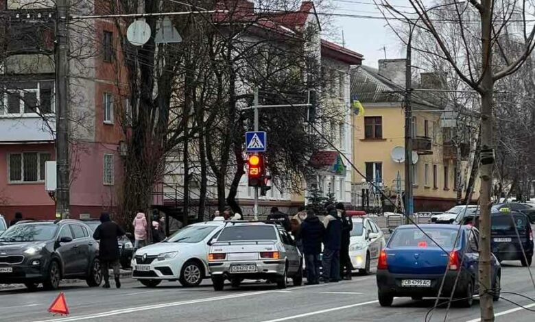 Автівка таксі знов потрапила у ДТП у Чернігові (Фотофакт)