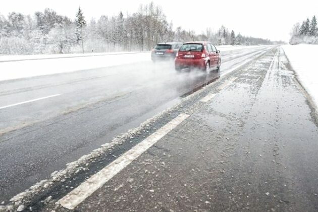 Будьте обережні: водіїв попереджають про складні погодні умови