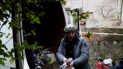Потрапили під "Гради" в Херсоні: чернігівські волонтери доставили дітям подарунки до Дня Святого Миколая