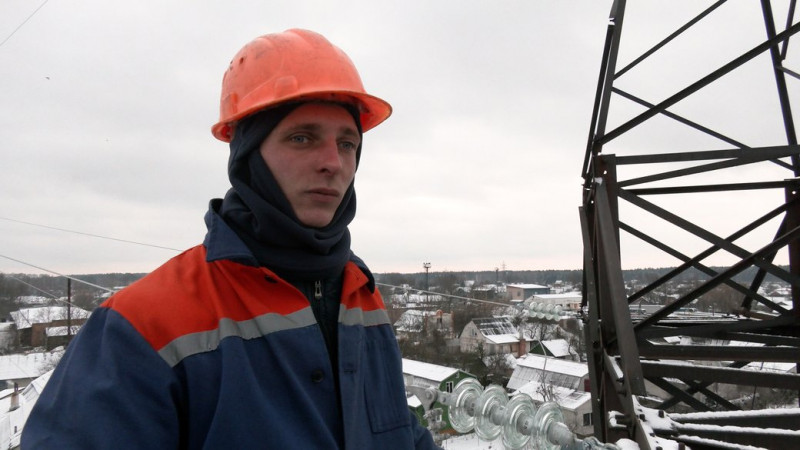 Під обстрілами, в холод і снігопад: як працюють електрики Чернігівщини