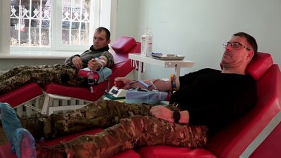 "Це наш обов'язок як побратимів": у Чернігові військові здали кров для потреб лікарень