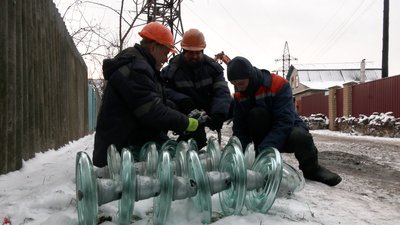 Під обстрілами, в холод і снігопад: як працюють електрики Чернігівщини