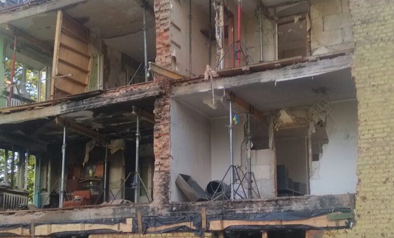 Дім на Ремісничій у Чернігові, який розбомбили окупанти, відновлюють (Фото)