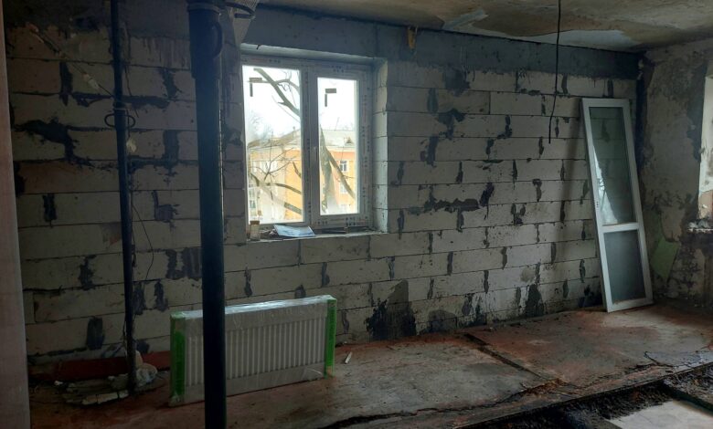 Дім на Ремісничій у Чернігові, який розбомбили окупанти, відновлюють (Фото)