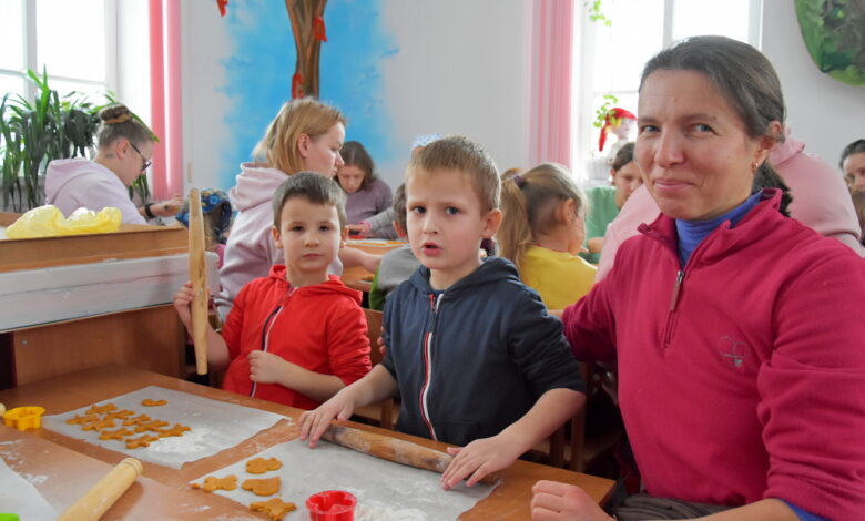 Дітки з Коропської громади спекли медове печиво для Захисників (Фото)