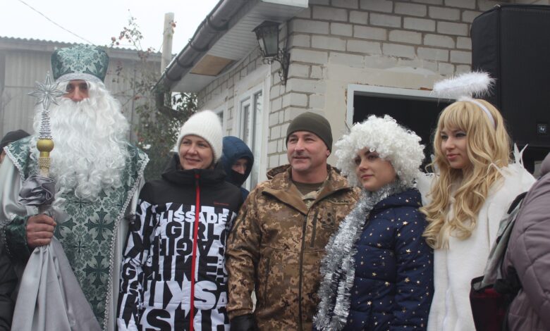 Дітки з околиць Чернігова отримали подарунки від військових та Миколайчика (Фото)