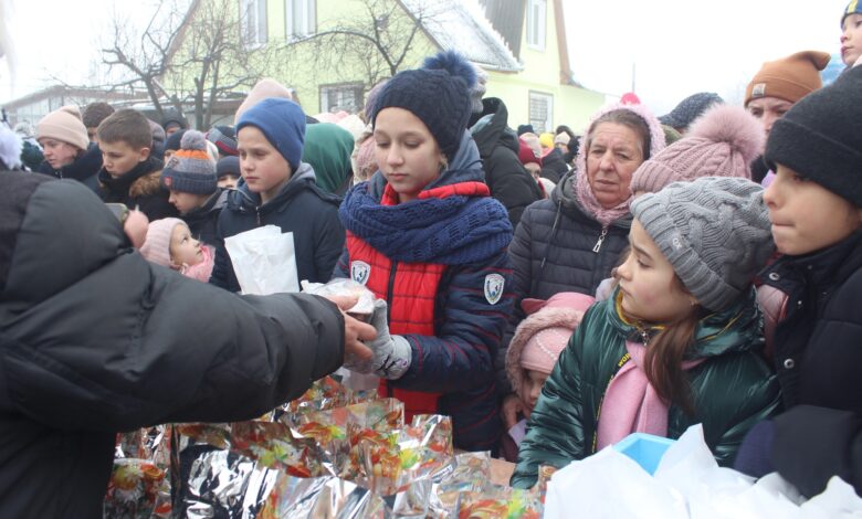 Дітки з околиць Чернігова отримали подарунки від військових та Миколайчика (Фото)