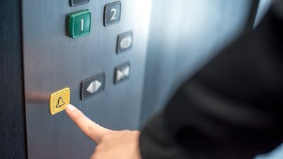 "Люди сиділи у ліфтах по три години": як у Чернігові збільшилась кількість застрягань під час відключень електроенергії