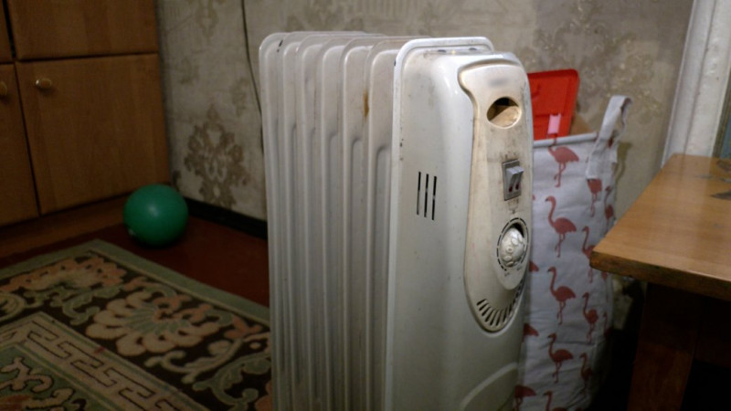У квартирах 12 градусів, гріються пляшками з теплою водою: будинок у Чернігові досі залишається без тепла