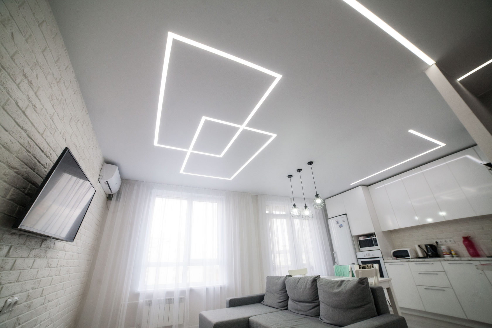 Светодиодная подсветка натяжных потолков – идеальное дизайнерское решение в сочетании с практичностью и экономностью