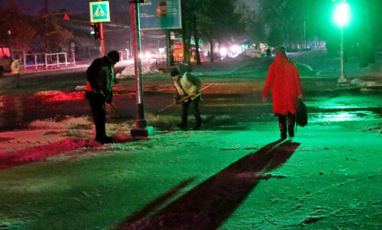 Комунальники розчищають Чернігів з ночі (Фото)