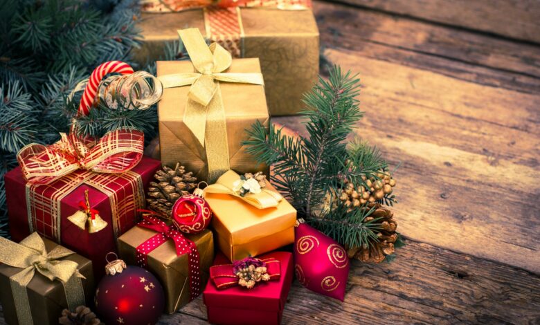 Магія свята: чи розповідати малечі, що новорічні подарунки купують батьки