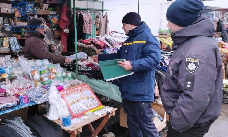 На Чернігівщині надзвичайники та поліцейські проводять рейди у пошуках незаконного продажу піротехніки
