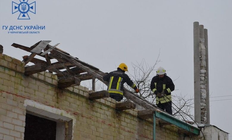 На Чернігівщині рятувальники допомагають людям, житло яких постраждало від ворожих обстрілів