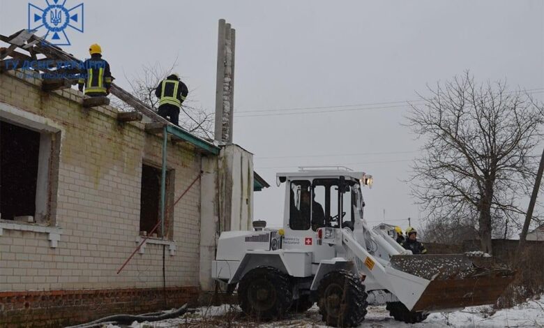 На Чернігівщині рятувальники допомагають людям, житло яких постраждало від ворожих обстрілів