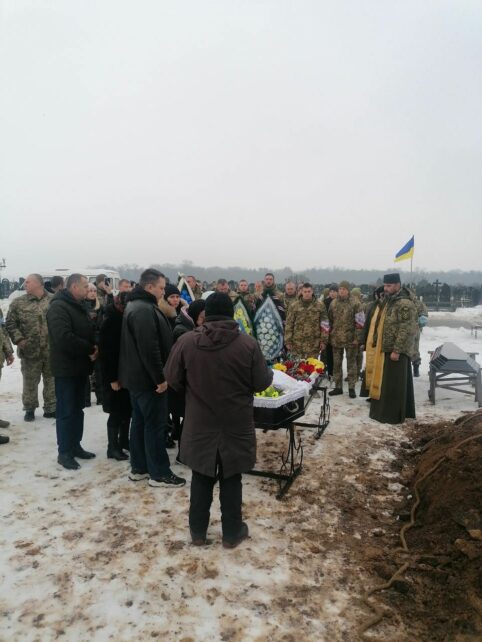 На Чернігівщині в останню путь провели трьох воїнів, які боролися за свободу та незалежність України