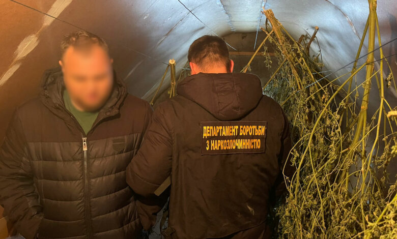 Наркотики, зброя та російська символіка: у Чернігові поліція викрила зловмисника (Фото)