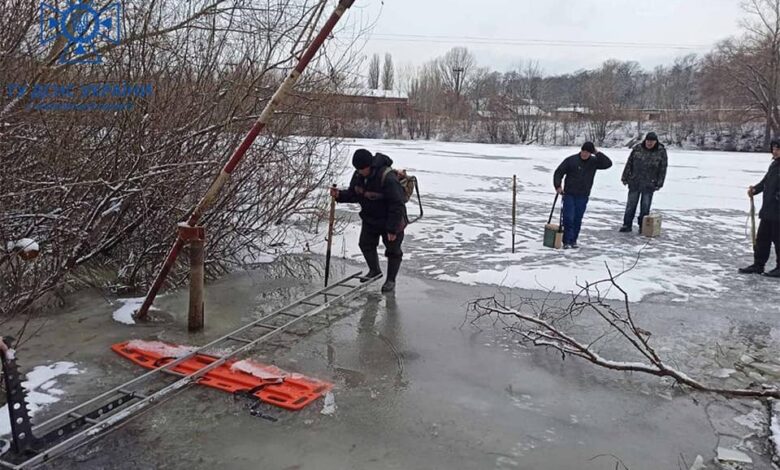 Нетривкий лід: у Чернігові посеред затоки застрягли четверо рибалок (Фото)