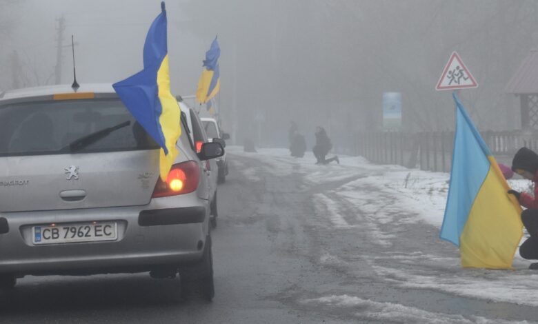 Носівська громада на колінах зустрічала полеглого захисника (Фото)