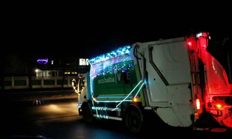 Новий рік усюди: Черніговом роз’їжджають святкові сміттєвози (Фото)