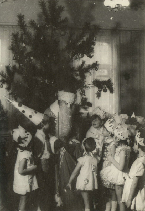 Новорічна ялинка в центрі Чернігова 70 років тому (Фото)