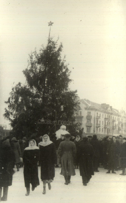 Новорічна ялинка в центрі Чернігова 70 років тому (Фото)