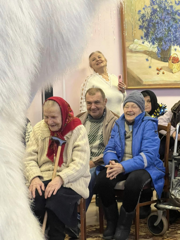 Підопічних Чернігівського геріатричного пансіонату розважав велетенський полярний ведмідь (Фотофакт)
