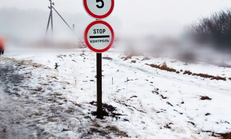 Поблизу блокпостів на Чернігівщині встановлюють обмежувальні знаки (Фото)