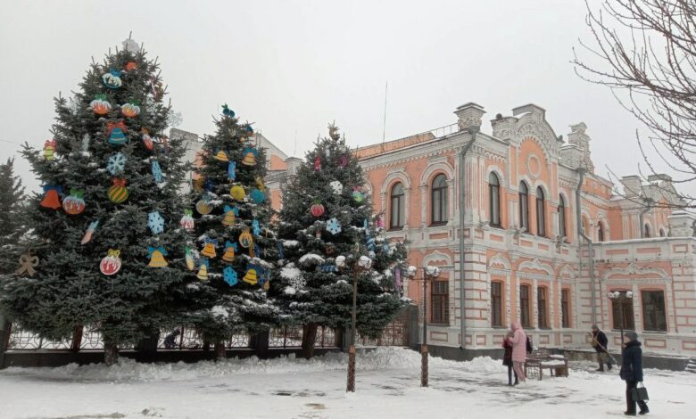 Прилуки прикрашають до новорічно-різдвяних свят (Фото)