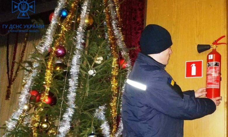 Рятувальники Чернігівщини нагадують правила пожежної безпеки під час Новорічних свят
