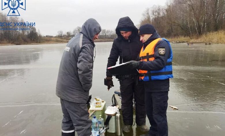Рятувальники Чернігівщини застерігають рибалок – тонка крига дуже небезпечна