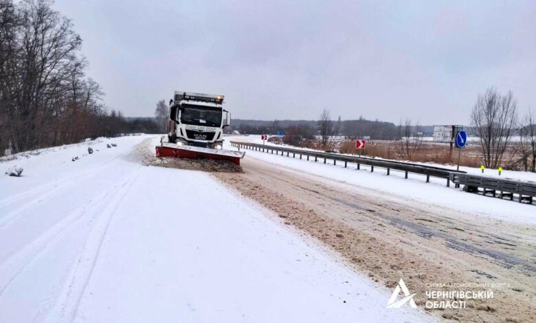 Снігопад: 60 одиниць спецтехніки розчищають дороги Чернігівщини