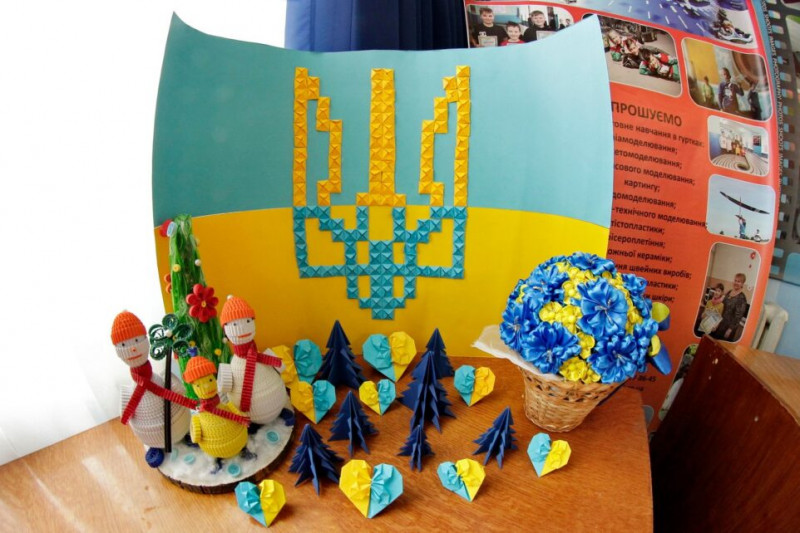 Сніговички і зимовий ліс: у Чернігові відкрилася виставка дитячих робіт оригамі (Фото)