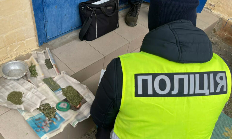 У Чернігові поліцейські викрили місцевого мешканця у зберіганні наркотиків (Фото)