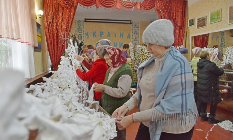 У громаді на Чернігівщині всі охочі плетуть зимові маскувальні сітки для військових (Фото)