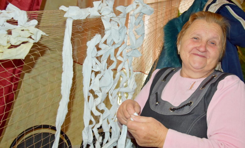 У громаді на Чернігівщині всі охочі плетуть зимові маскувальні сітки для військових (Фото)